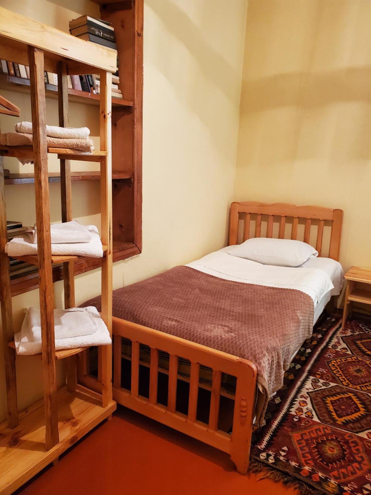 Ailama Guesthouse Mestia Bilik gambar